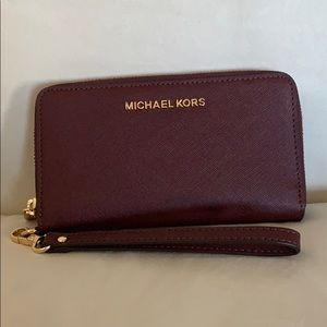 MK wristlet fits iPhone 💜